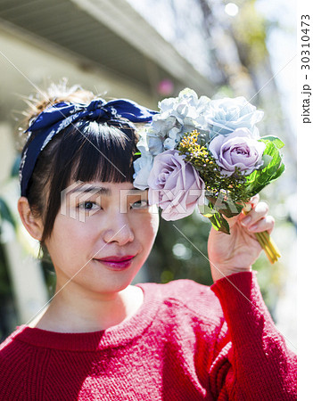 ブーケを持つ女性 ブーケを持つ女性 30310473