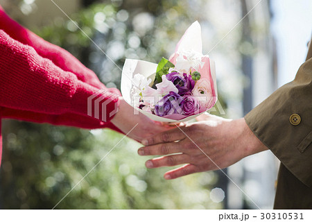 花屋 花束を渡す女性の写真素材