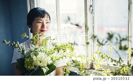 花と笑顔の女性 ポートレート 花と笑顔の女性 ポートレート 30310532