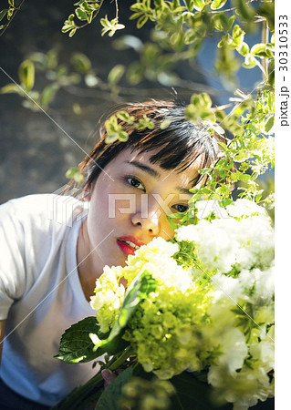 花 女性ポートレート イノセント 花 女性ポートレート イノセント 30310533