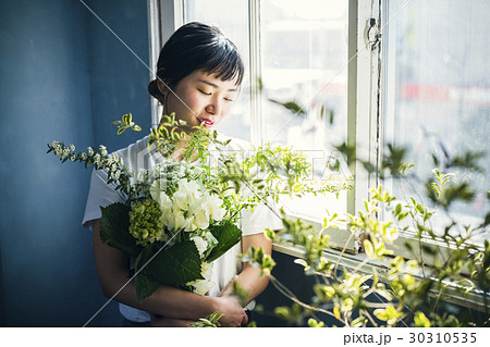 花と笑顔の女性 ポートレート 花と笑顔の女性 ポートレート 30310535