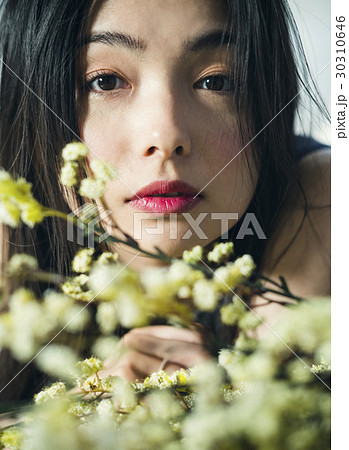 花ある暮らし 女性ポートレートの写真素材