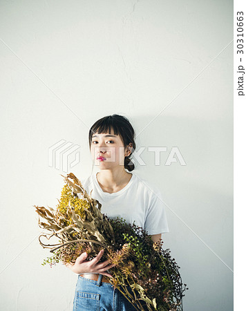 ブーケを持つ女性 ポートレート ブーケを持つ女性 ポートレート 30310663