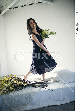 花ある暮らし　女性ポートレート 30310760