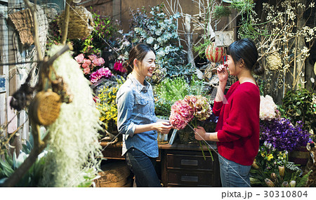 花屋で働く女性 30310804
