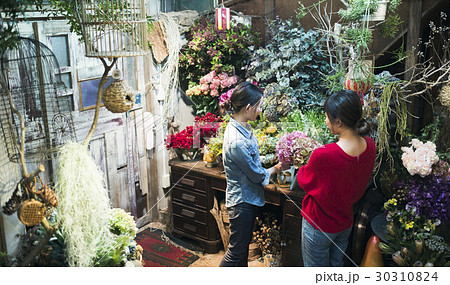 花屋で働く女性の写真素材 30310824 Pixta
