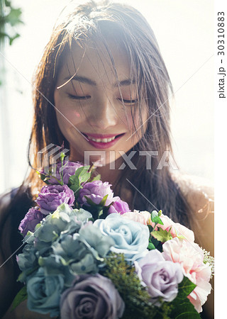 バラのブーケを持つ女性　ポートレート 30310883