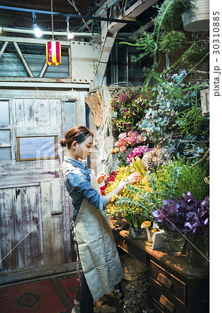 花屋で働く女性の写真素材 30310885 Pixta