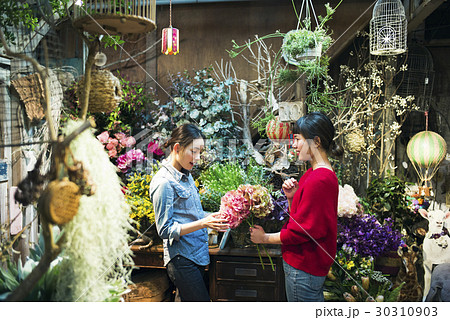 花屋で働く女性 30310903