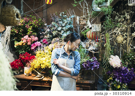 花屋で働く女性 花屋で働く女性 30310914