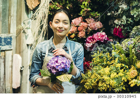 花屋で働く女性の写真素材