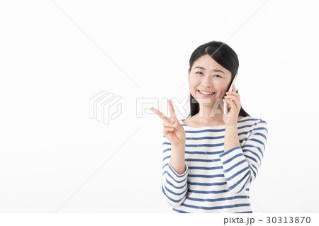 女性　携帯電話　ピース 30313870