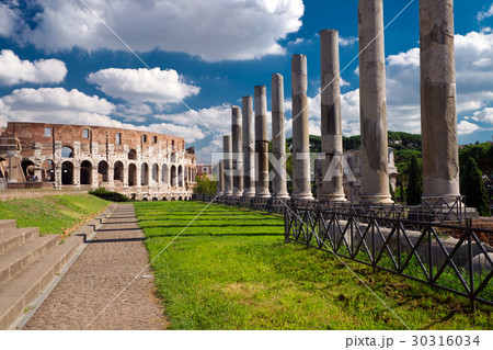 Vew of the Colosseum in Rome, Italy Vew of the Colosseum in Rome, Italy 30316034