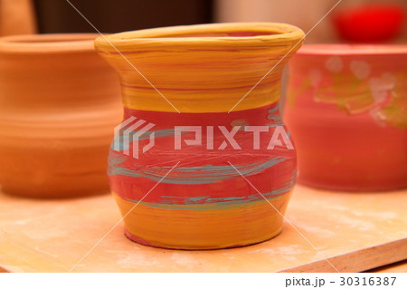 Cay pot painted on a stand Cay pot painted on a stand 30316387