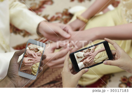 Hand holding phone take a blurred Get married Hand holding phone take a blurred Get married 30317183
