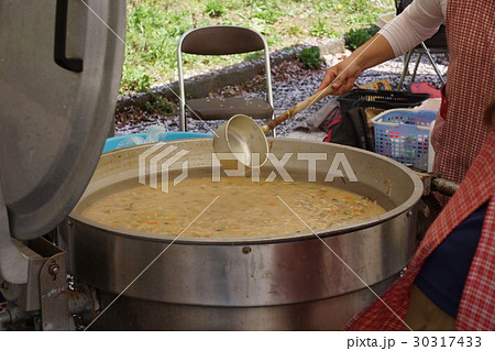 アウトドアイベントのマラソン大会で大鍋の豚汁みふるまう 30317433