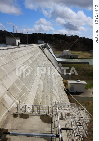 当別ダムの堤体を撮る。 30317440