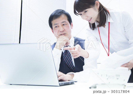 上司を説得するビジネスウーマン 30317804