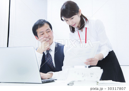 上司を説得するビジネスウーマン 30317807