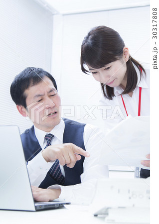 上司を説得するビジネスウーマン 30317808