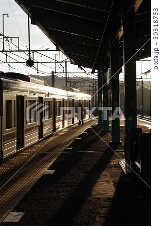 朝日に染まるホーム 30318753