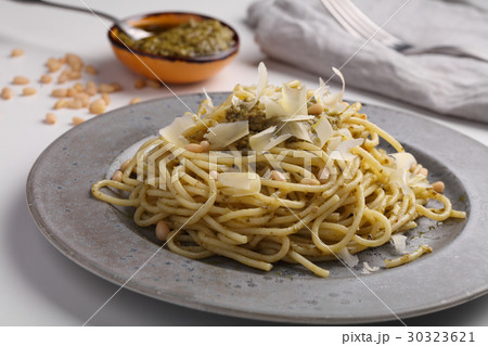 Spaghetti with pesto sauce and Parmesan cheese 30323621