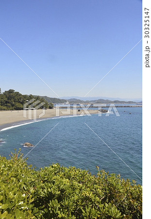 桂浜(下竜頭岬より上竜頭岬方面を望む)(高知県高知市浦戸) 桂浜(下竜頭岬より上竜頭岬方面を望む)(高知県高知市浦戸) 30325147