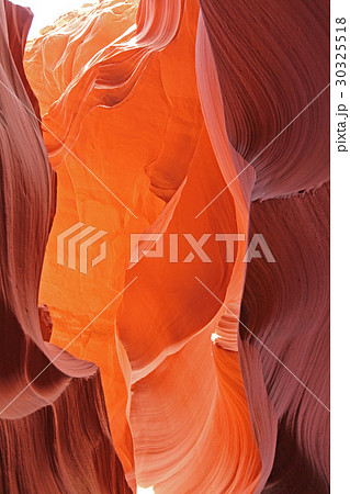 アメリカ、ロアーアンテロープキャニオンの美しい岩の造形美 30325518