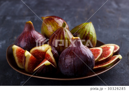 Ripe healthy figs Ripe healthy figs 30326285