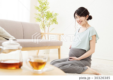 ティータイム　妊婦　ノンカフェイン　妊娠　若い女性　ポートレート 30326385