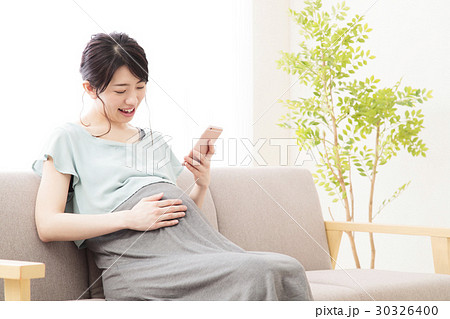 妊婦 スマホ 妊娠 若い女性 インターネット ポートレート かわいいの写真素材