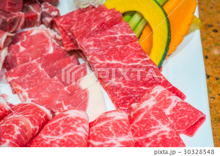 Uncooked raw fresh beef . 30328548