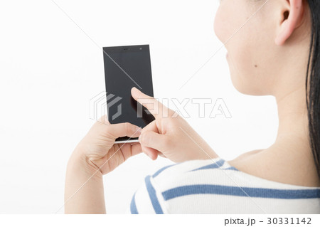 女性　スマホ　操作 30331142