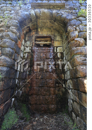 別子銅山の産業遺産「東平」貯鉱庫跡 30336510