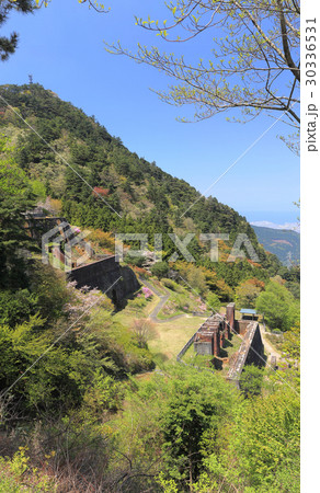 別子銅山の産業遺産「東平」索道停車場跡と貯鉱庫跡 30336531