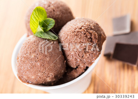 Sorbet of banana chocolate with mint 30339243