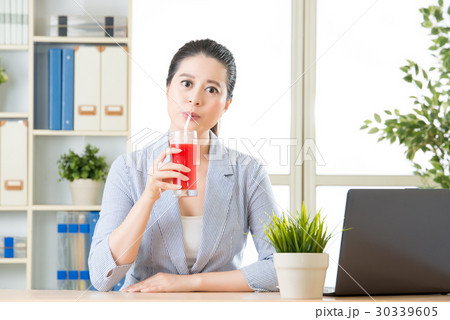 asian business woman enjoy to drinking fresh 30339605