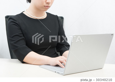 若い女性 (喪服) 30340210