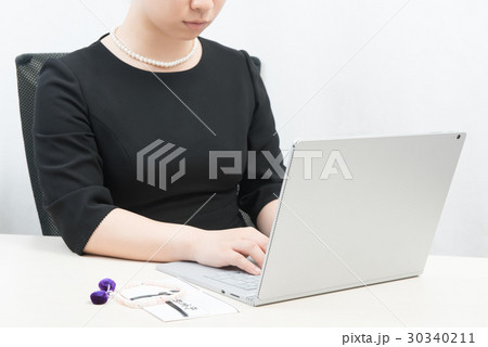 若い女性 (喪服) 若い女性 (喪服) 30340211