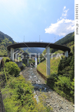 別子ラインの鹿森ダムとループ橋 別子ラインの鹿森ダムとループ橋 30340531