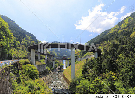 別子ラインの鹿森ダムとループ橋 別子ラインの鹿森ダムとループ橋 30340532