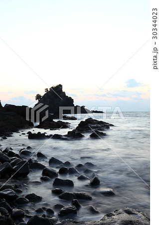 蓑掛岩の朝(静岡県南伊豆石廊崎) 蓑掛岩の朝(静岡県南伊豆石廊崎) 30344023