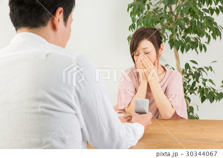 プロポーズされる女性 30344067