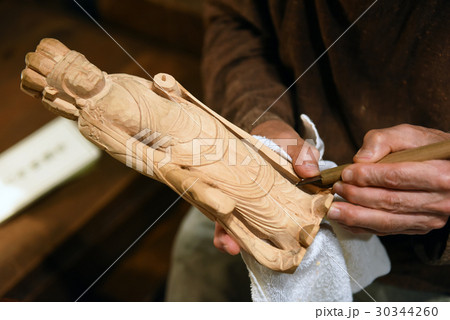 仏像制作中の仏師 仏像制作中の仏師 30344260