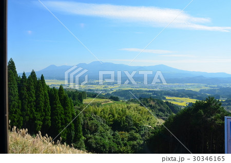 九州肥薩鉄道の旅（車窓の風景）霧島山系を望む 熊本　八代　球磨川　九州観光　肥薩鉄道　観光列車　人吉 30346165
