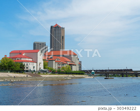 宝塚大劇場と武庫川を渡る阪急電車 30349222