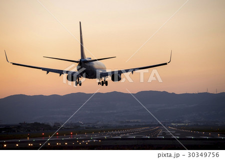 夕焼けと飛行機 夕焼けと飛行機 30349756