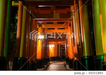 伏見稲荷大社 境内 夜景 京都府京都市伏見区 ※2017年4月現在 30352865