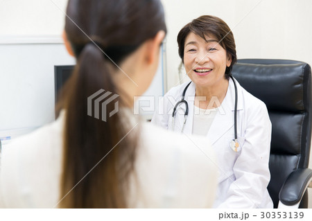 医師 女性 診察 問診 医師 女性 診察 問診 30353139