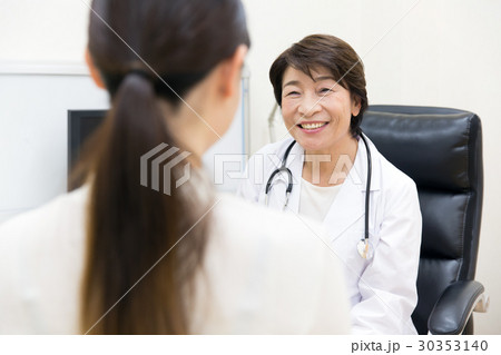医師 女性 診察 問診 30353140